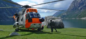 Helikopter parkert på gresset i lysefjorden.