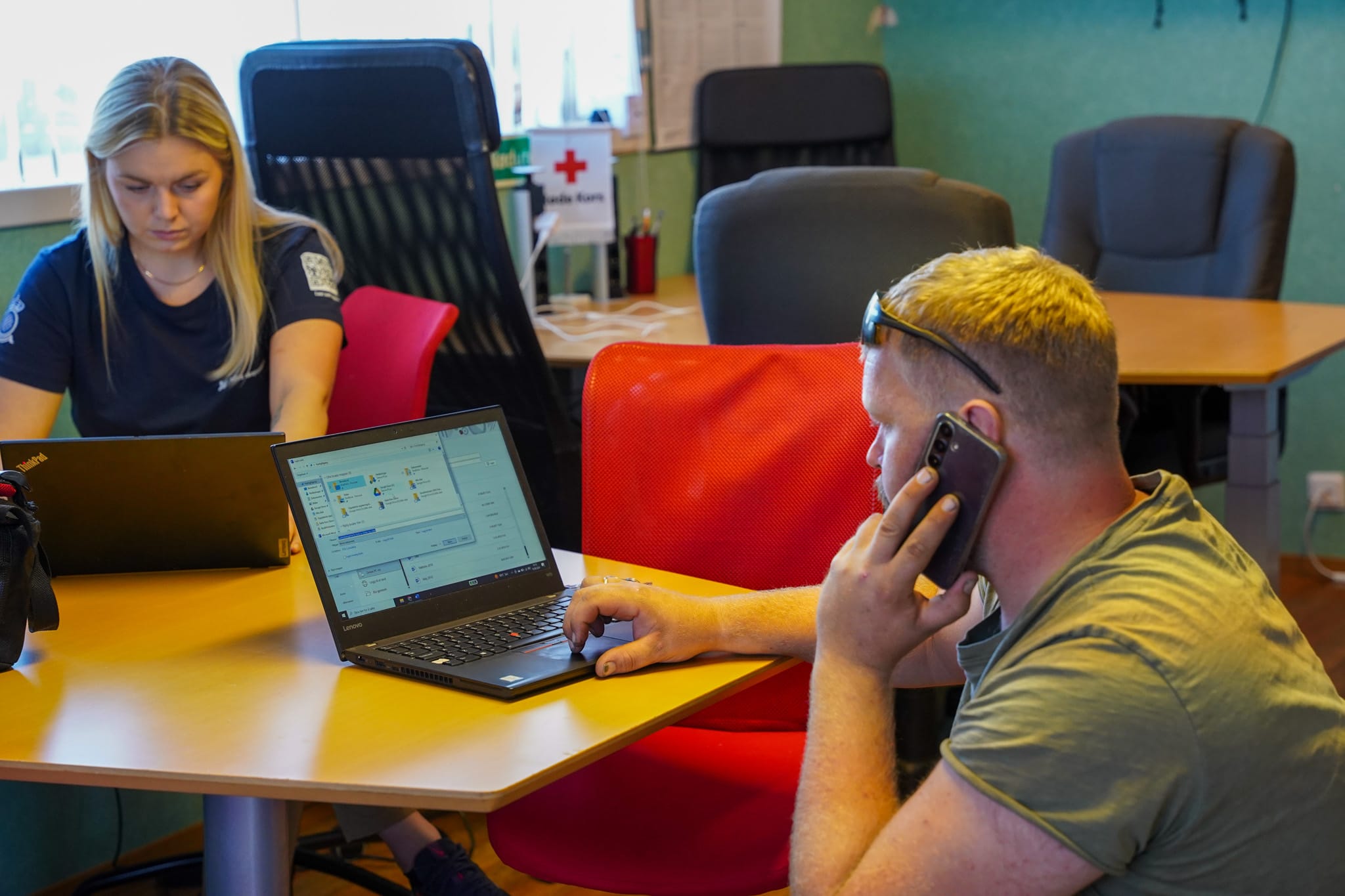 Aksjonsledelse bruker PC under en øvelse