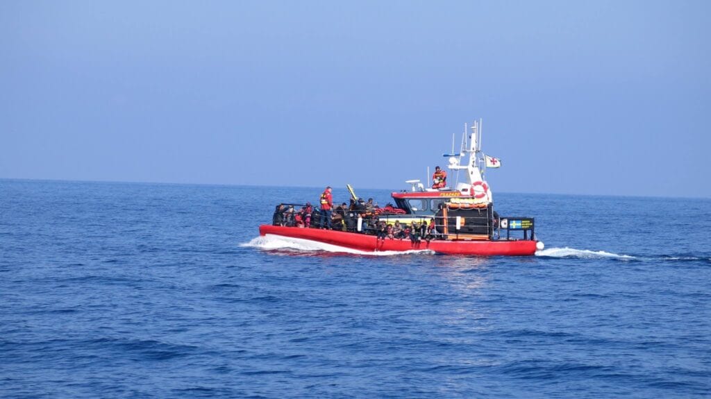 Overfylt liten båt på havet