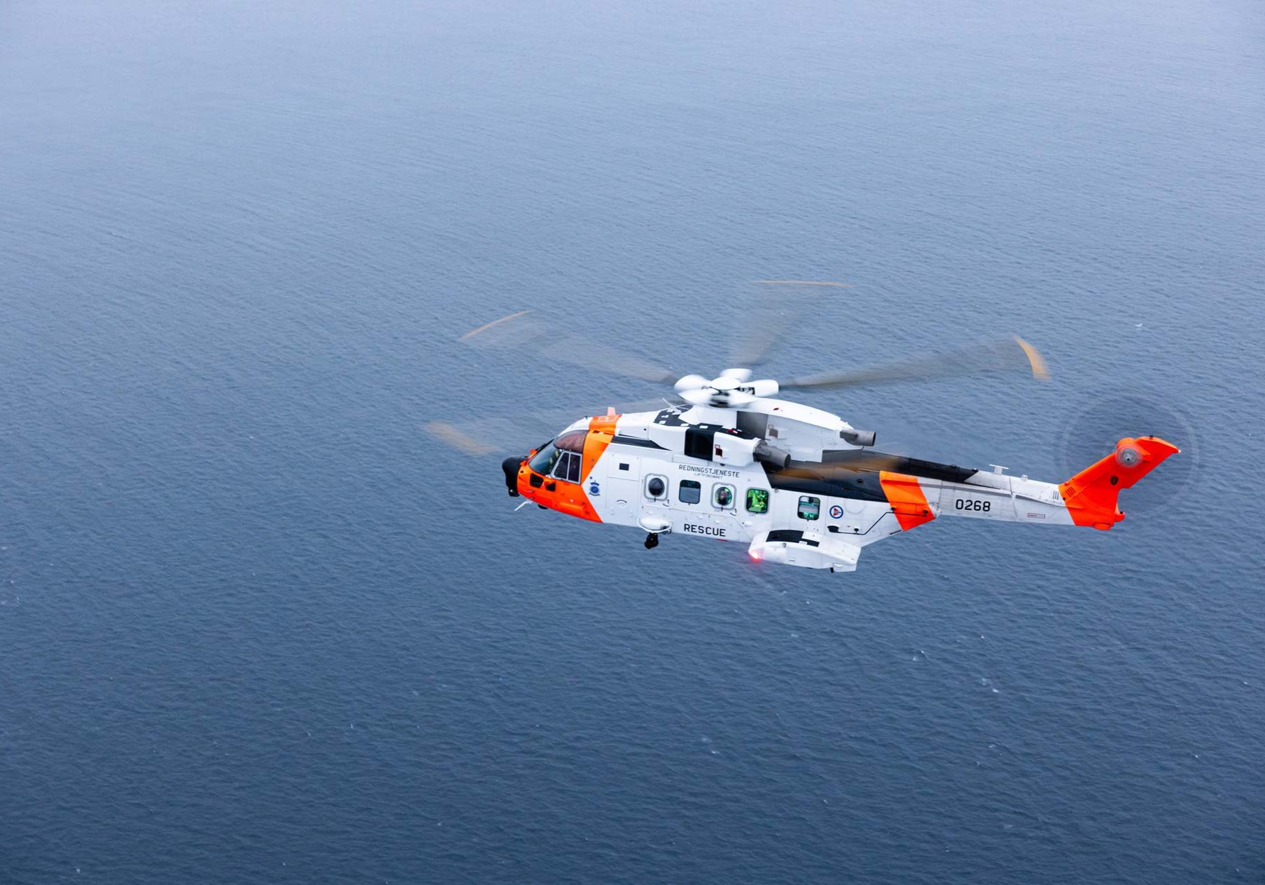 Et helikopter flyr over havet.