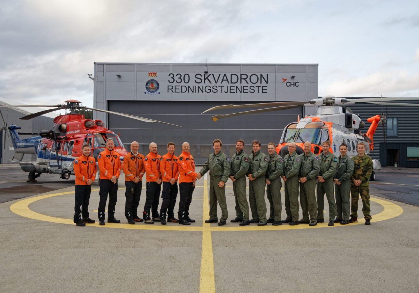 Mandag 30. september gikk CHC Helikopterservice av vakt og 330 skvadron på vakt, ved redningshelikopterbasen i Florø. (Foto: Håvard Dale / CHC)