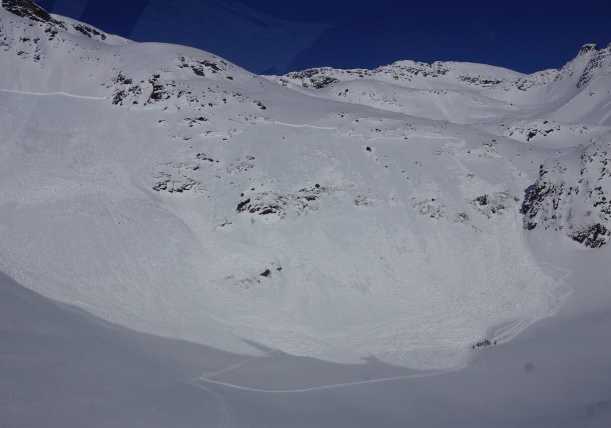 Snøskred i fjellside.