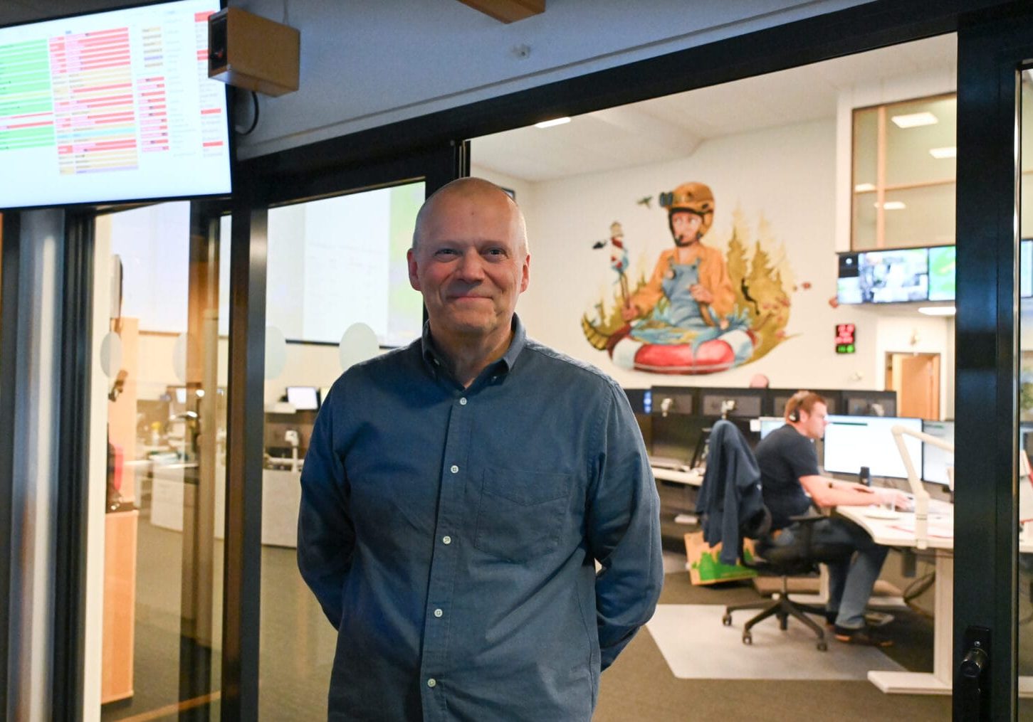 Erling Holmslet er leder ved Teknisk senter i Telenor Kystradio. Her står han i glassdøra som skiller de to operasjonsrommene for hhv. Telenor Kystradio og Hovedredningssentralen Sør-Norge på Sola. Erling skal til Kystverket, mens kollegaene i radiorommet blir en del av HRS fra 1. januar. 