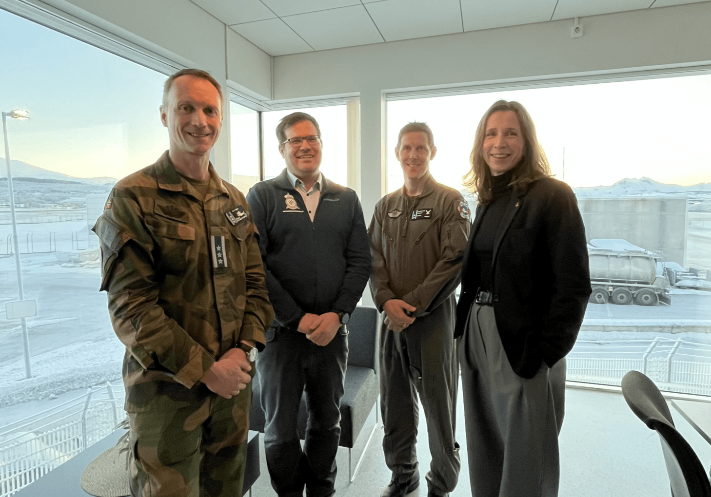 Fire personer står oppstilt ved siden av hverandre.