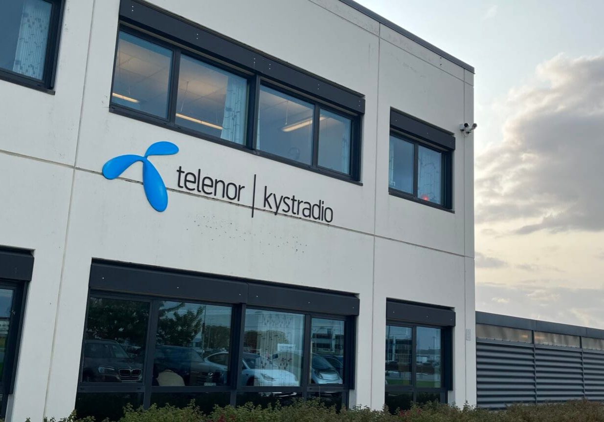 Utendørs bilde av bygning med Telenor-logo