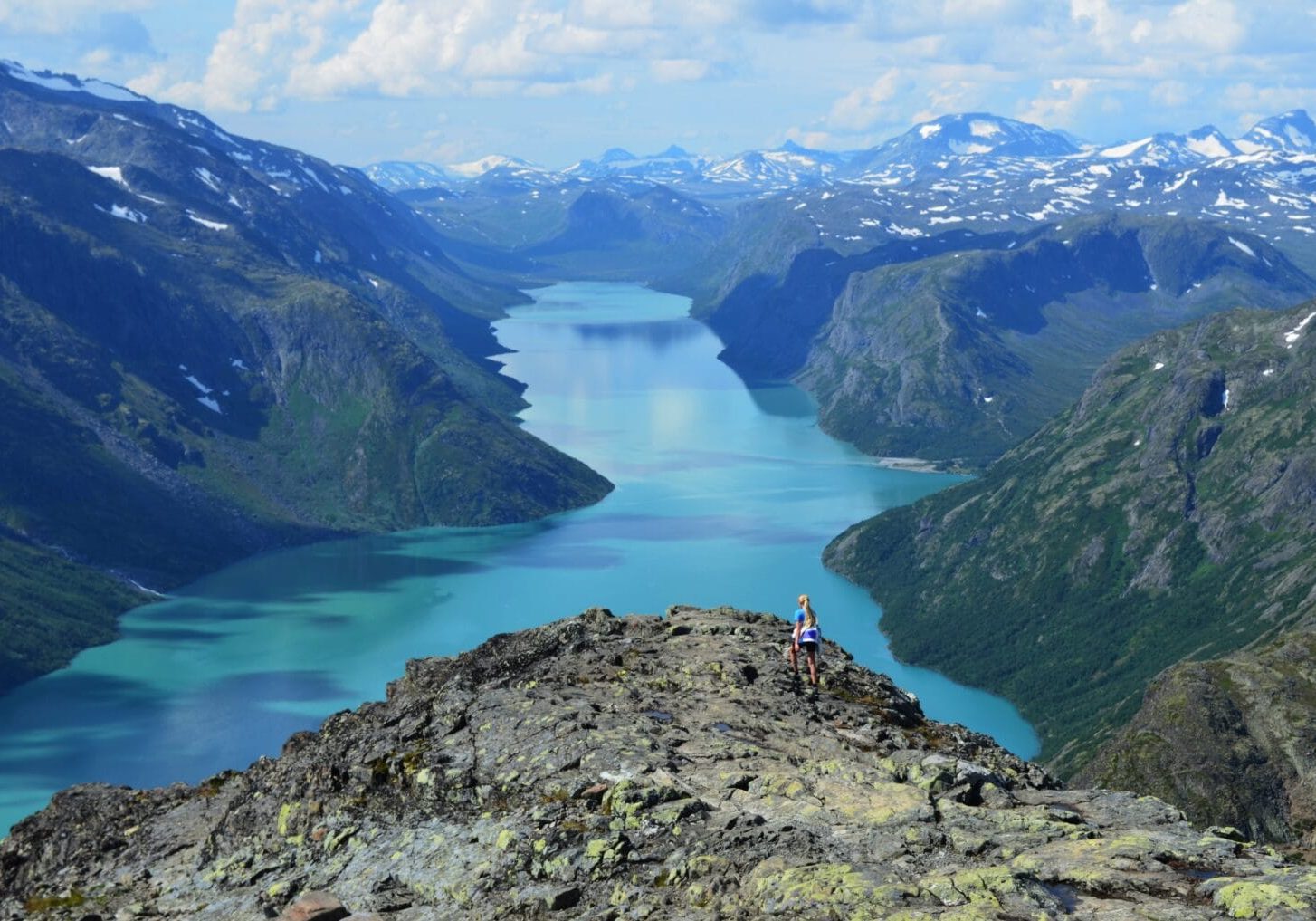 Fjellandskap med turkis vann.