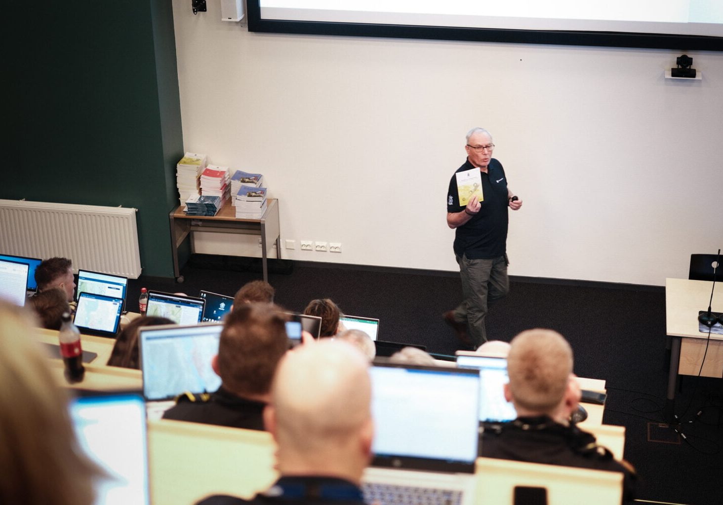 Mann står fremst i auditorium