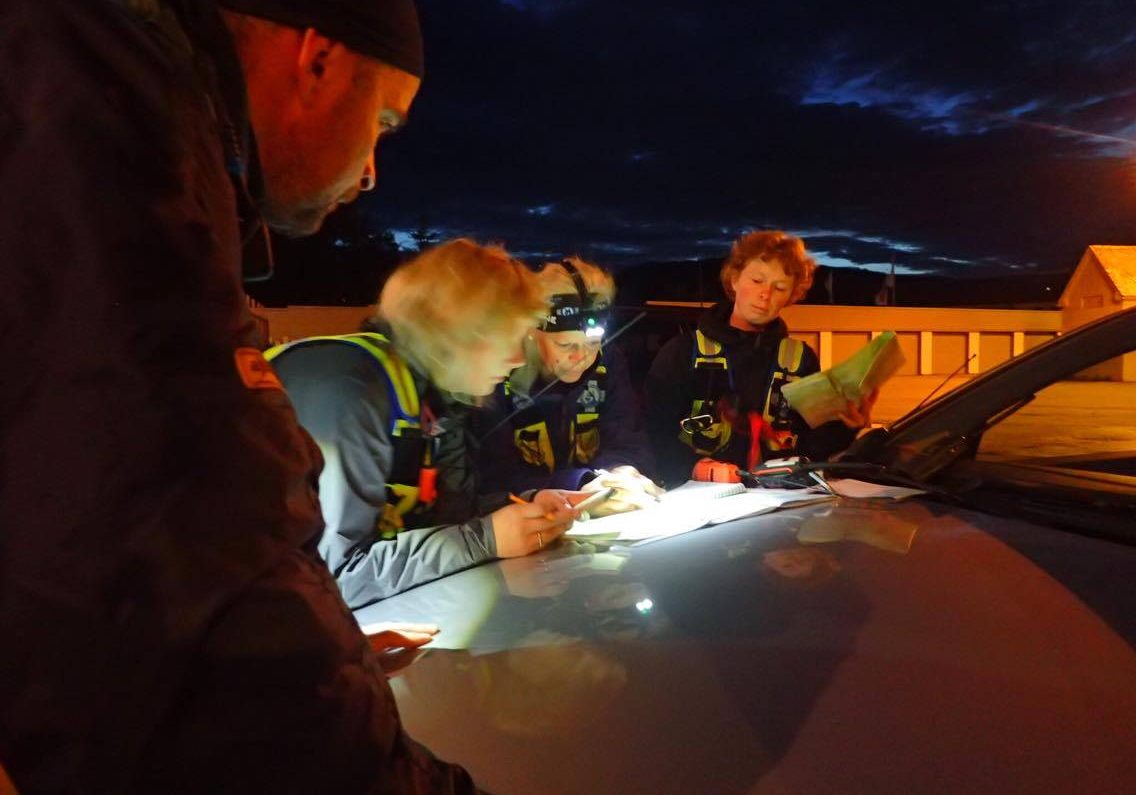 De frivillige stiller dag og natt for å hjelpe mennesker i nød. Her planlegges et nattsøk under NRH sitt hovedkurs på Voss.
Foto Siv A. Namork