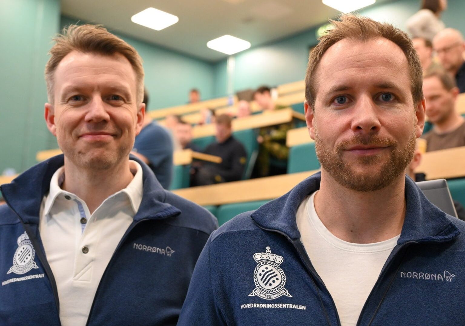 Redningsleiarane Rune Danielsen og Steinar Vatne (t.h.) har fagansvaret for kommunikasjonssøk ved Hovedredningssentralen.