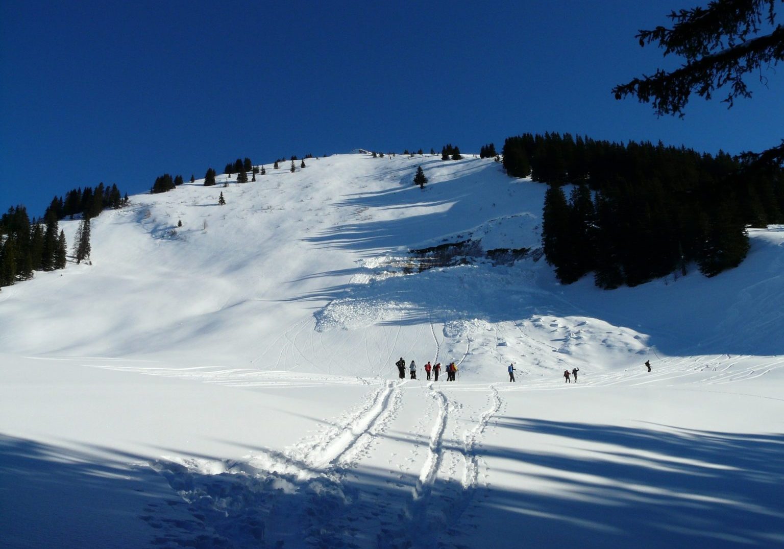 backcountry-skiiing-16171_1920
