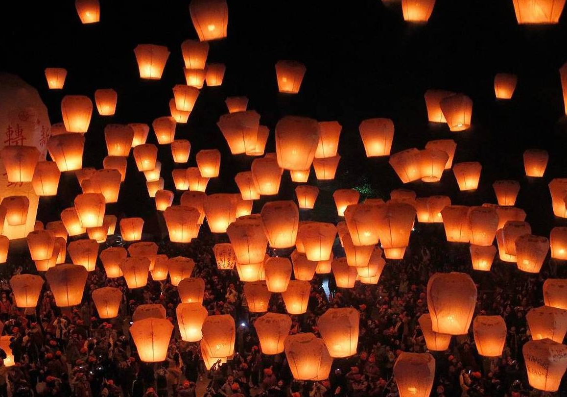 Kinesiske lykter mot nattehimmelen