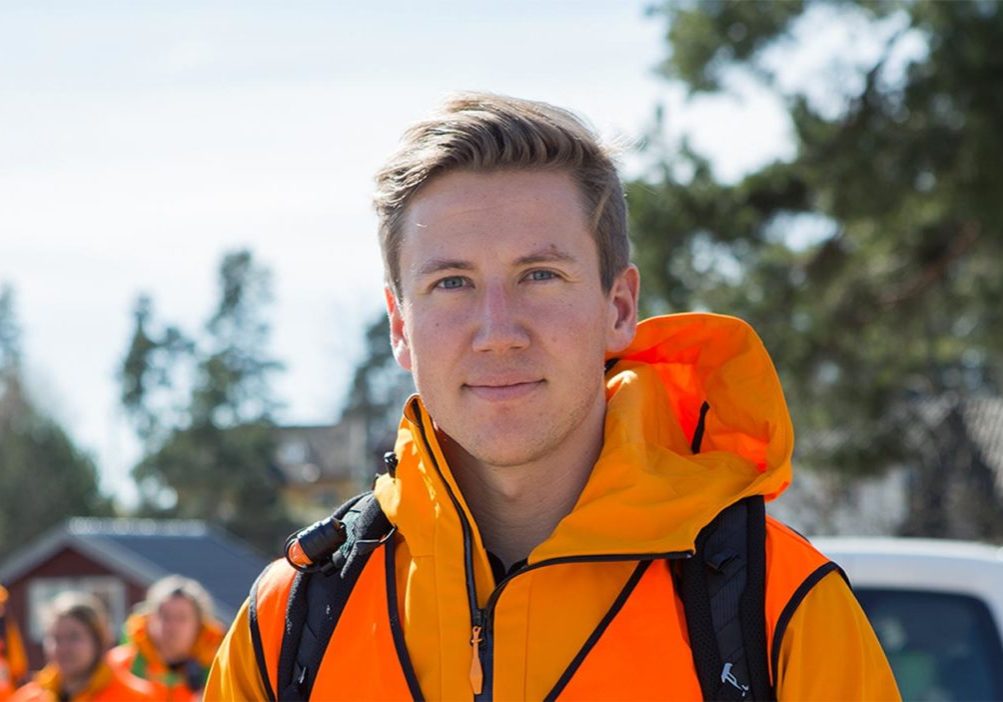 sanitet fra folkehjelpen som ser mot kamera.