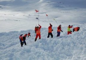 redningsmannskap arbeider ved et snøskred.