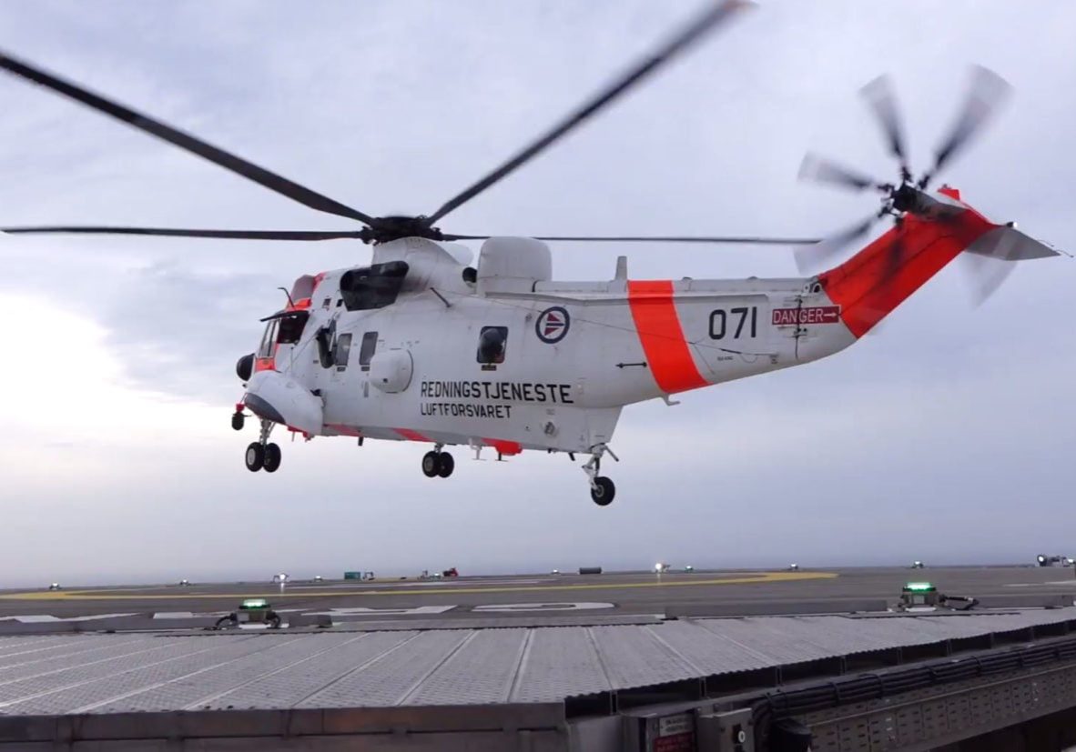 Redningshelikopter Seaking tar av på plattform