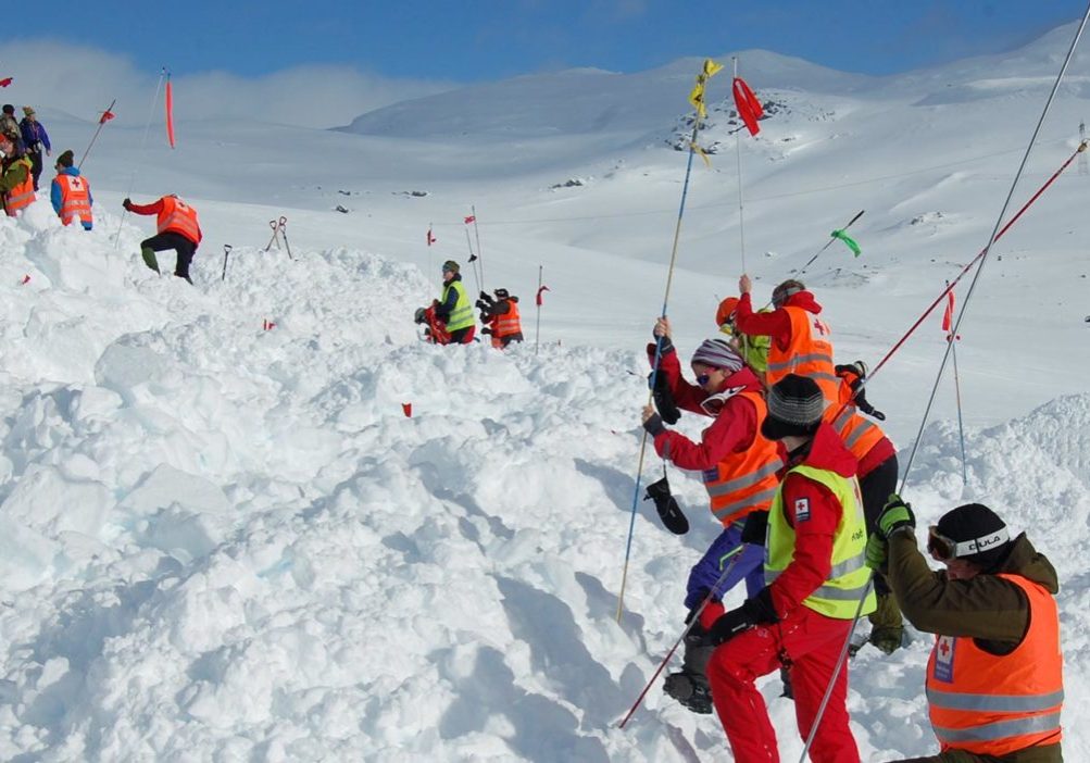 Redningsmannskap arbeider ved et snøskred.
